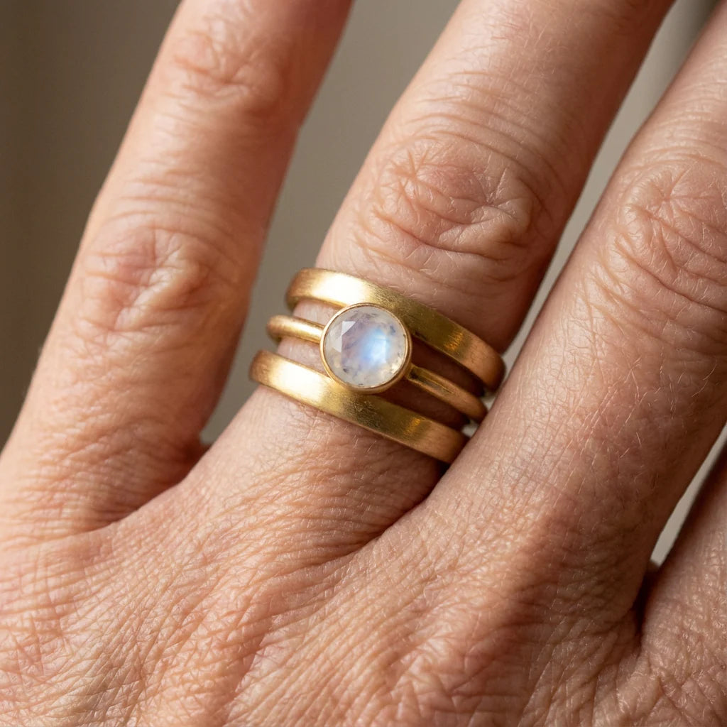 Anillo Vintage Dorado con Incrustación de Piedra de Luna