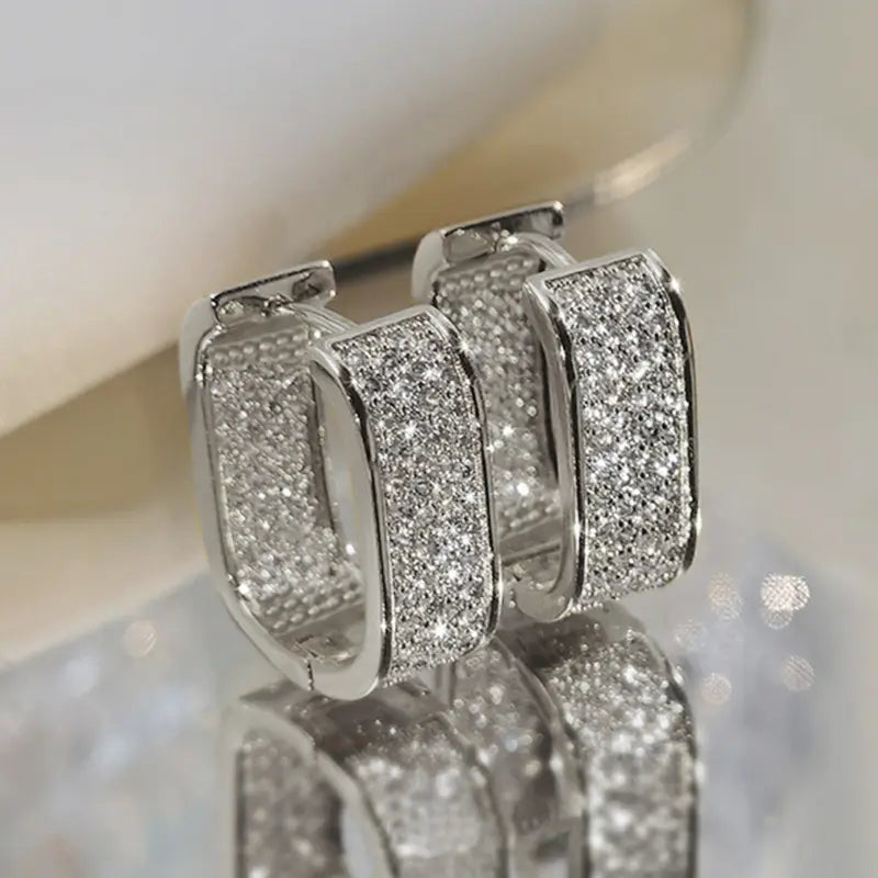 Pendientes brillantes en forma de U con diseño de pavé de cristal brillante
