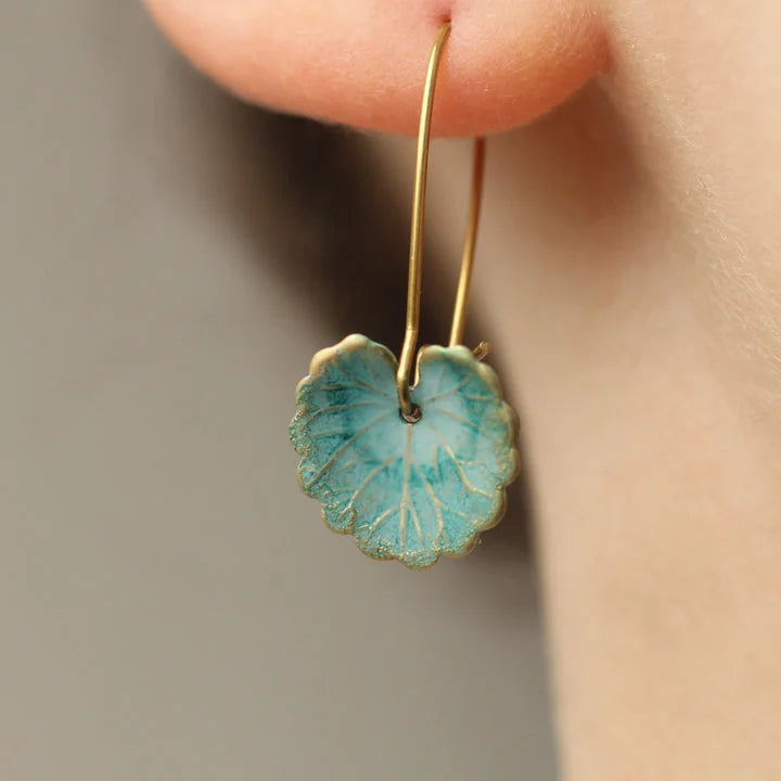 Pendientes vintage de hoja de loto azul con detalles delicados