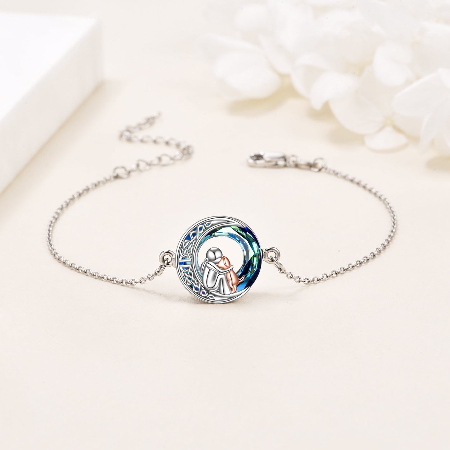 Pulsera abrazando a un perro humano con una brillante piedra lunar y una celta desnuda