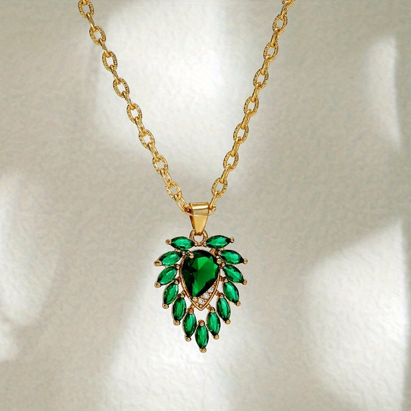 Elegante collar de lágrima verde esmeralda con detalles de circonita cúbica