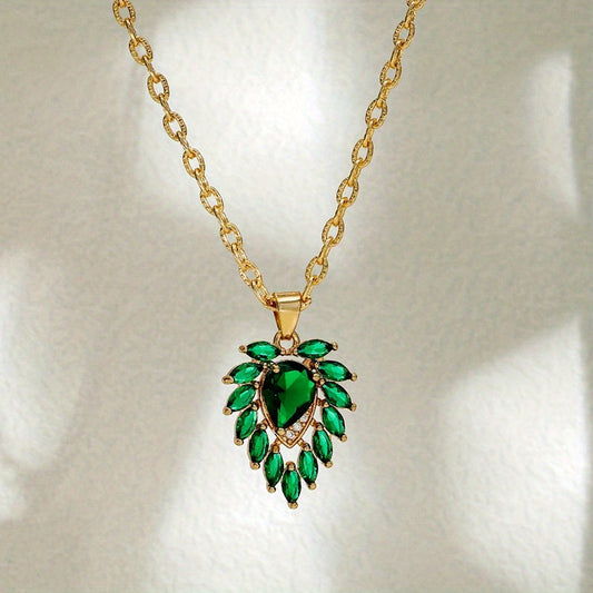 Elegante collar de lágrima verde esmeralda con detalles de circonita cúbica