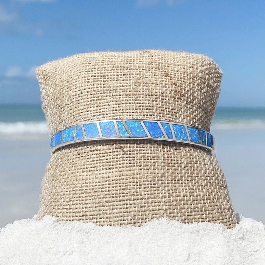 Pulsera con incrustaciones de ópalo azul brillante con diseño de rayas