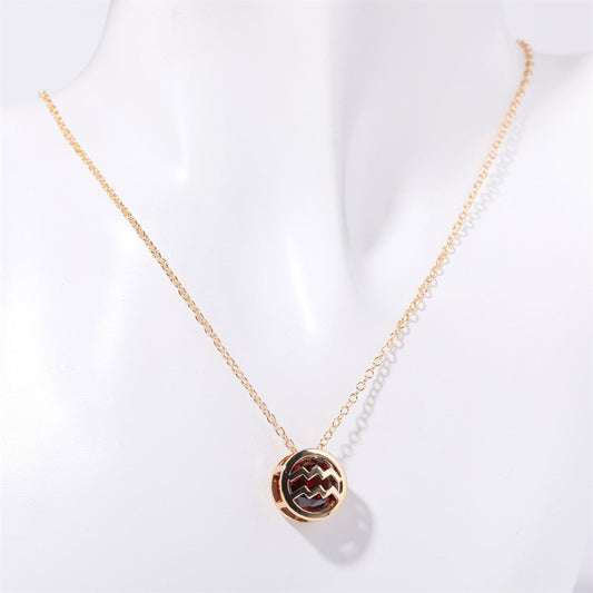Delicado collar con los signos del zodíaco con colgantes brillantes e incrustaciones de colores