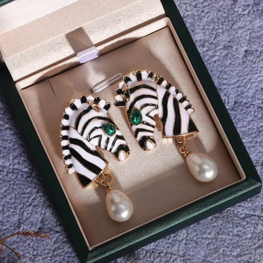 Pendientes elegantes de cebra con circonitas verdes y perlas de agua dulce