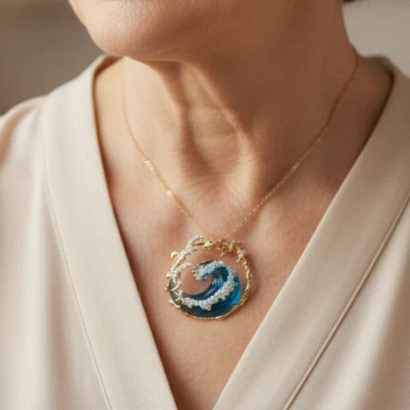 Collar de olas brillantes con cristales y charm marítimo