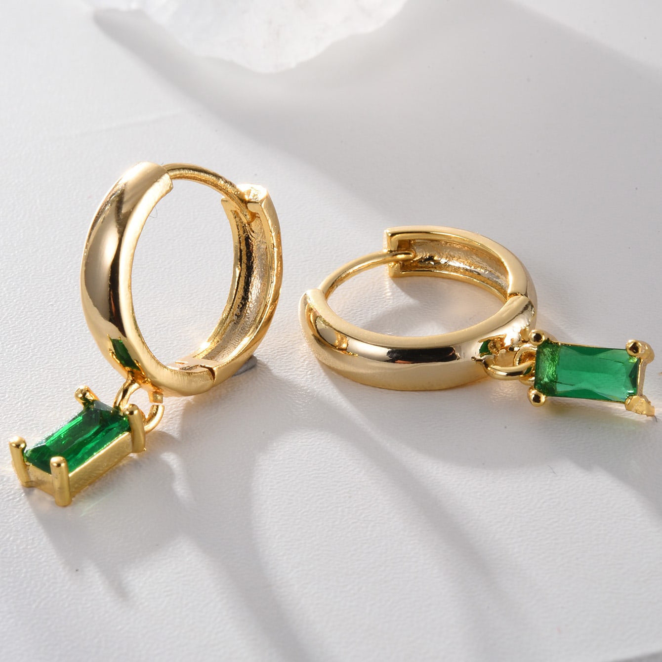Elegantes pendientes de aro de esmeralda verde con piedra circonita para mujer