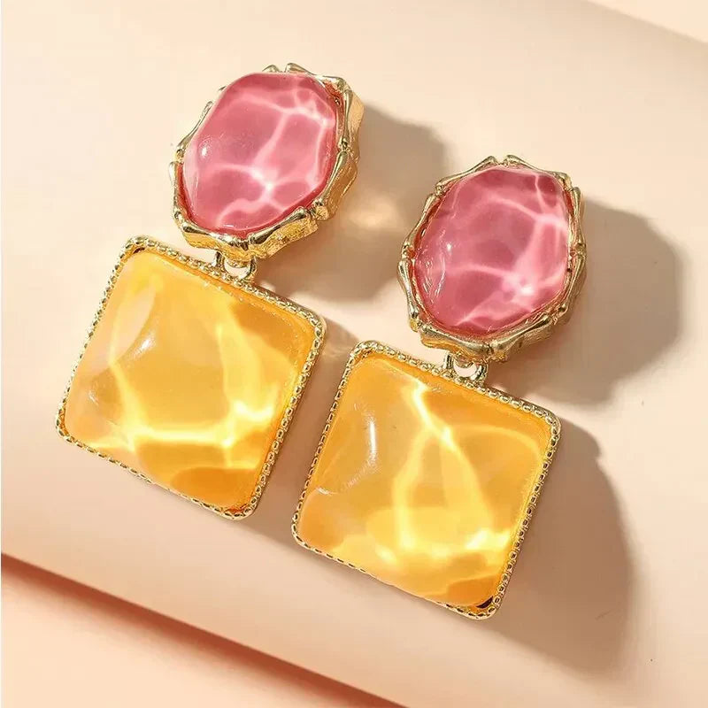 Pendientes elegantes con cristal rosa y resina amarilla