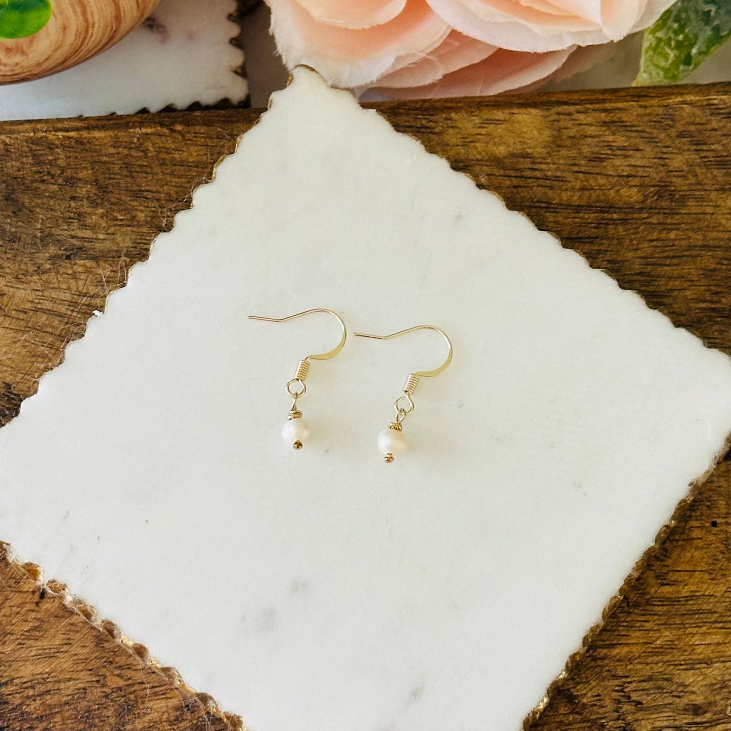 Delicados pendientes de perlas de agua dulce con un diseño elegante