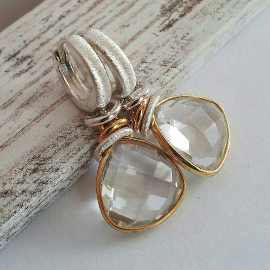 Elegantes pendientes bicolor con cristal de roca facetado y detalles elegantes
