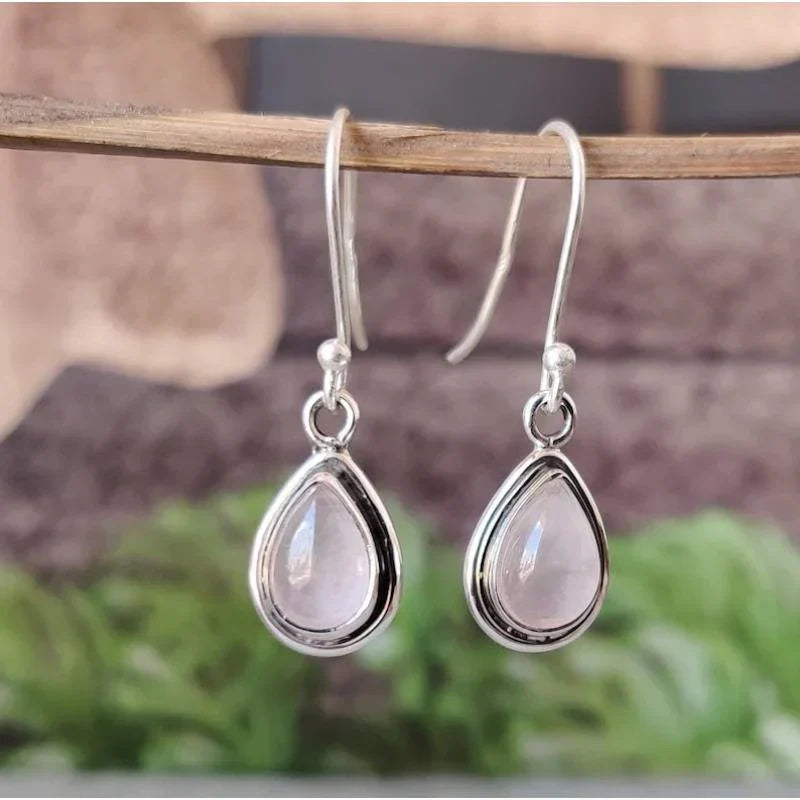 Delicados pendientes colgantes de color rosa hechos de piedras preciosas naturales