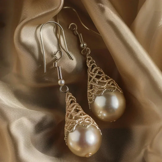 Pendientes colgantes elegantes con perlas y trenza metálica de filigrana