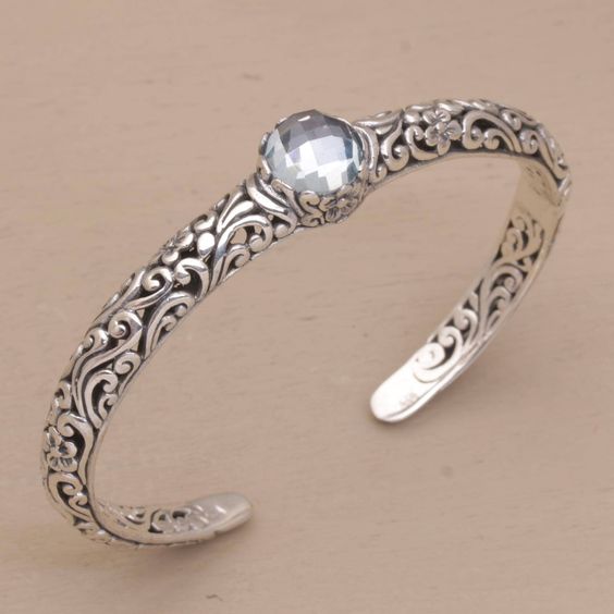 Divertida pulsera de zarcillos con topacio azul y adornos florales
