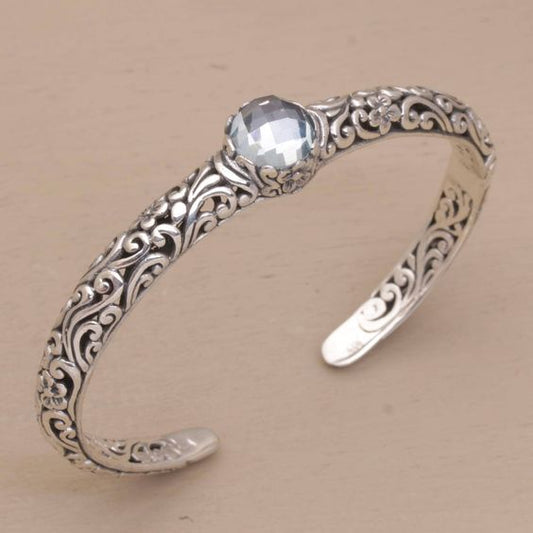 Divertida pulsera de zarcillos con topacio azul y adornos florales