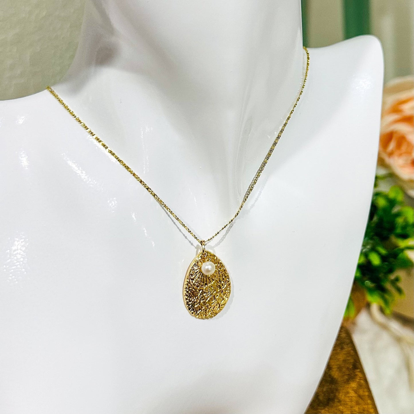 Collar de Perlas en Forma de Lágrima con Colgante de Concha de Filigrana