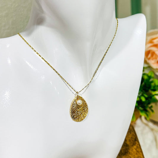 Collar de Perlas en Forma de Lágrima con Colgante de Concha de Filigrana