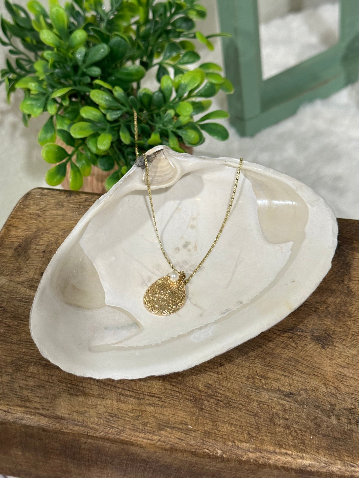 Collar de Perlas en Forma de Lágrima con Colgante de Concha de Filigrana