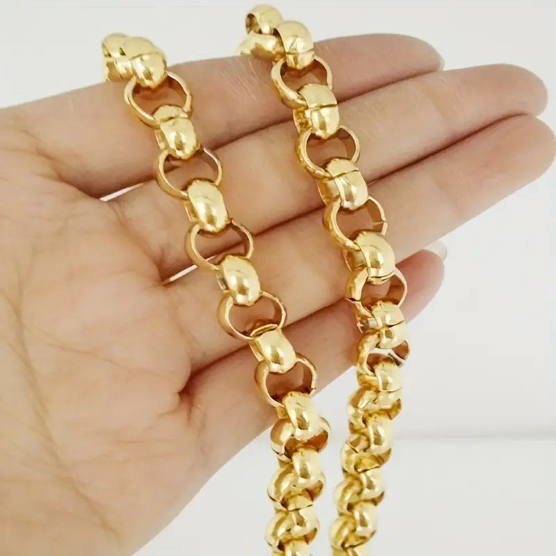 Elegante cadena metálica artesanal con acabado brillante y pulido
