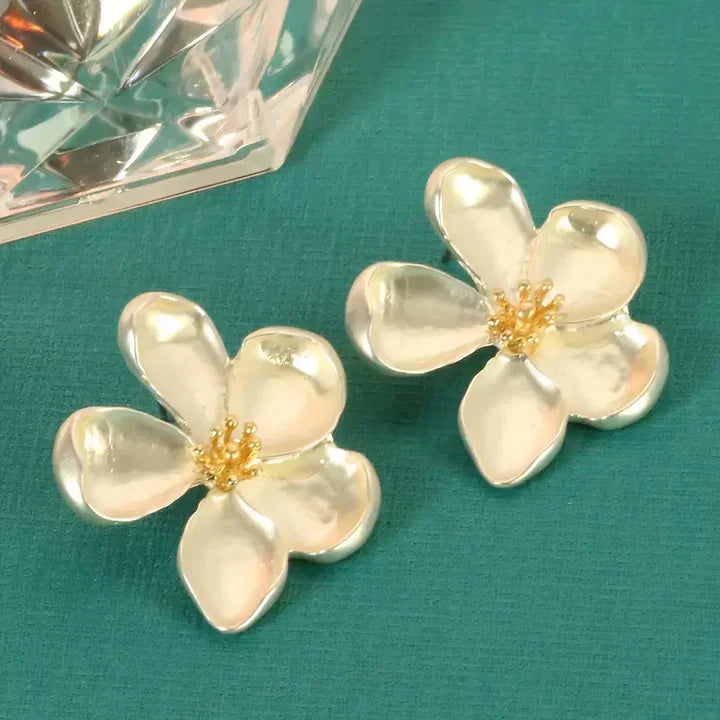 Pendientes florales con delicados pétalos y centro brillante