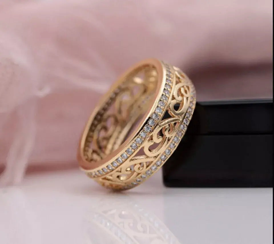 Anillo Elegante con Diseño de Filigrana y Circonitas