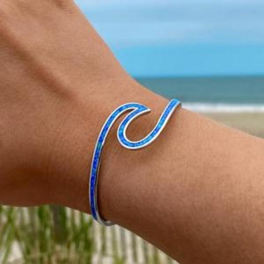 Pulsera ondulada de ópalo azul para los momentos playeros del verano