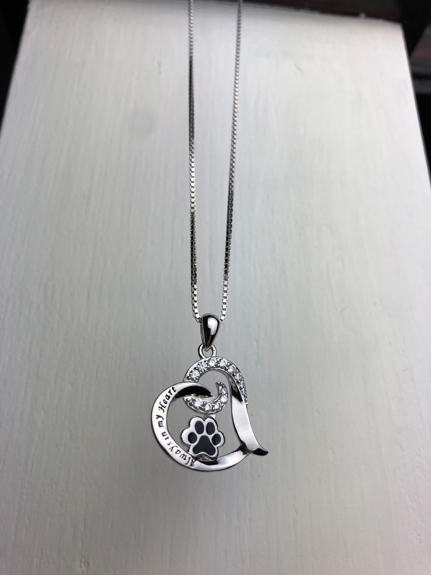 Collar conmemorativo en forma de corazón con huella de pata y circonitas cúbicas brillantes