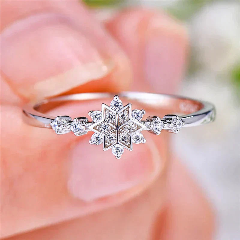 Anillo brillante con piedra central