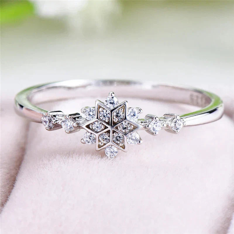 Anillo brillante con piedra central