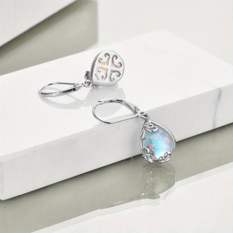 Elegantes pendientes colgantes con piedra lunar azul y adornos celtas