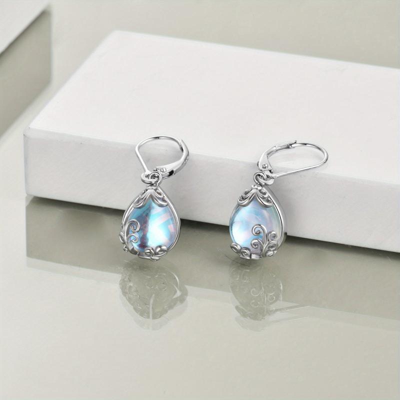 Elegantes pendientes colgantes con piedra lunar azul y adornos celtas