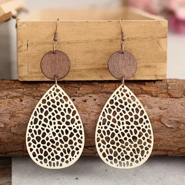 Pendientes de madera elegantes con forma de lágrima y patrón de agujeros