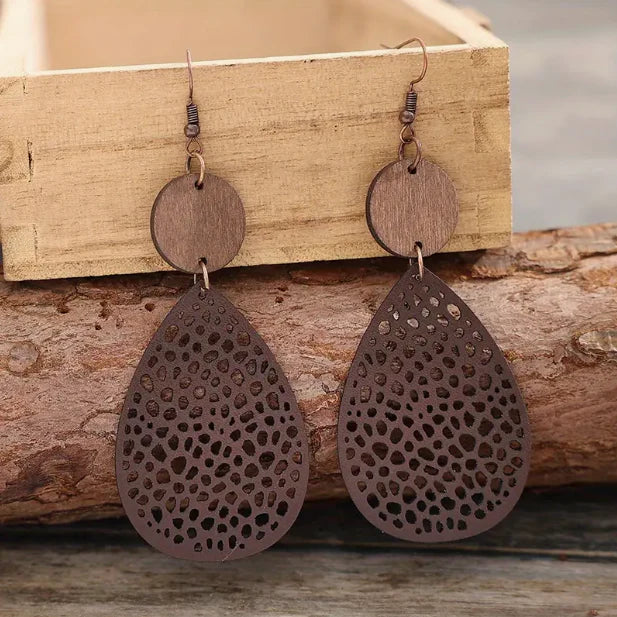 Pendientes de madera elegantes con forma de lágrima y patrón de agujeros