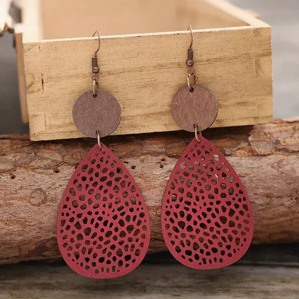 Pendientes de madera elegantes con forma de lágrima y patrón de agujeros