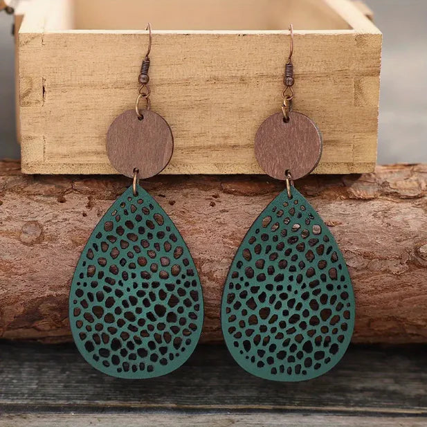 Pendientes de madera elegantes con forma de lágrima y patrón de agujeros