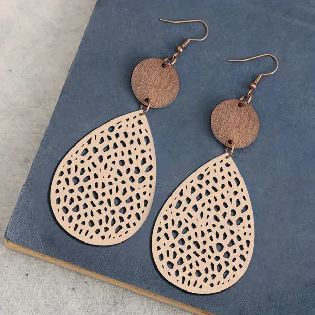 Pendientes de madera elegantes con forma de lágrima y patrón de agujeros