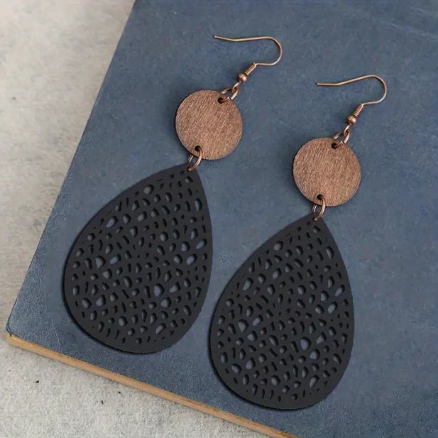 Pendientes de madera elegantes con forma de lágrima y patrón de agujeros