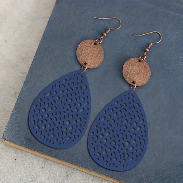 Pendientes de madera elegantes con forma de lágrima y patrón de agujeros