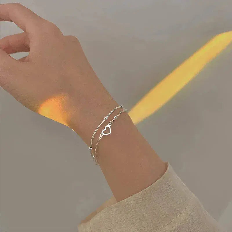 Elegante pulsera de doble cadena con corazones y cuentas finas