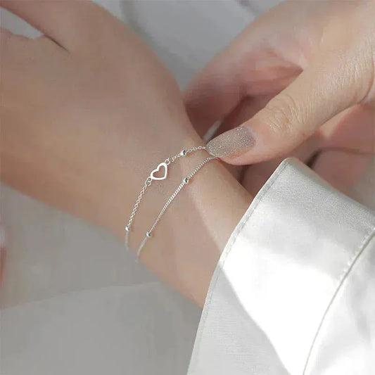 Elegante pulsera de doble cadena con corazones y cuentas finas