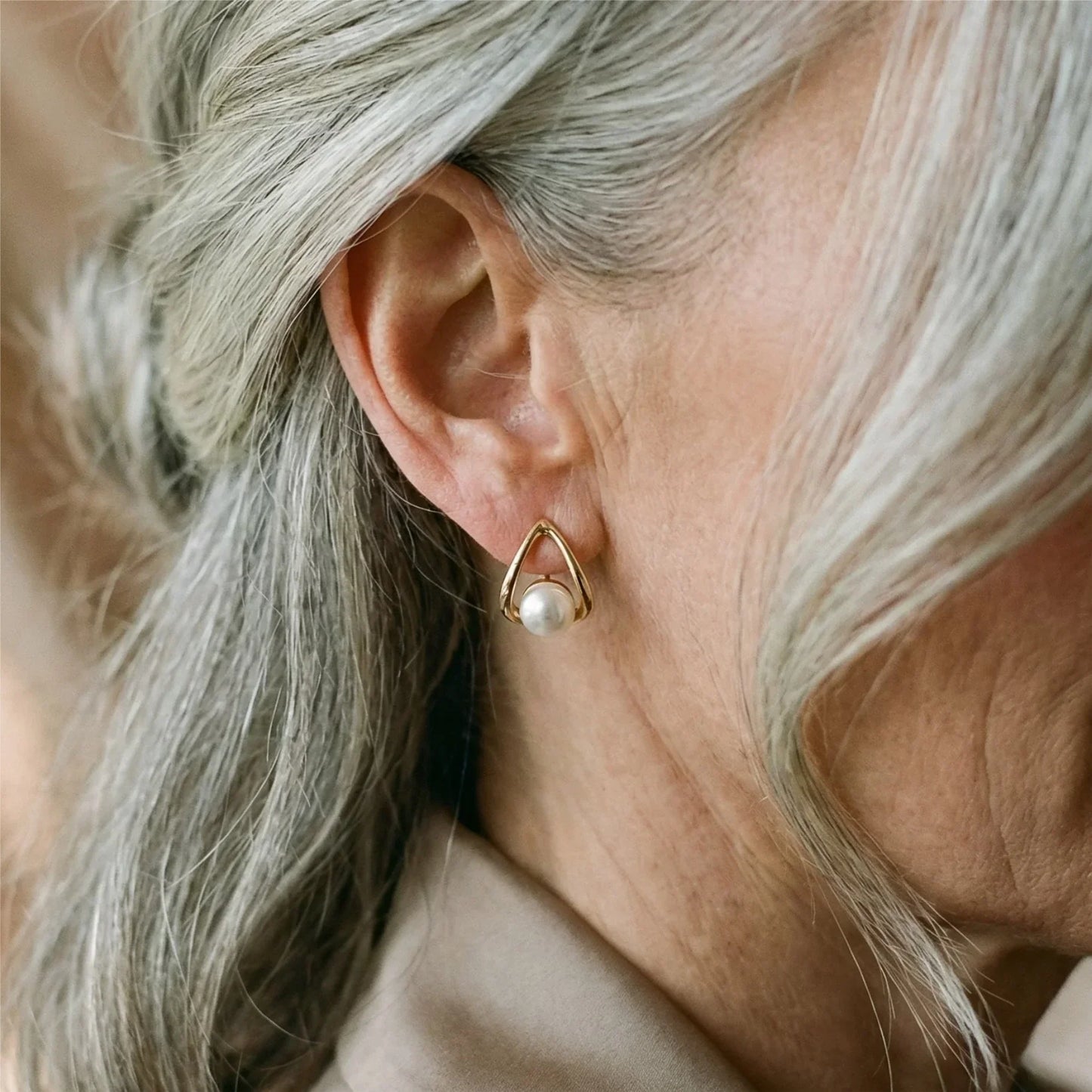 Elegantes pendientes geométricos con perlas en forma de triángulo