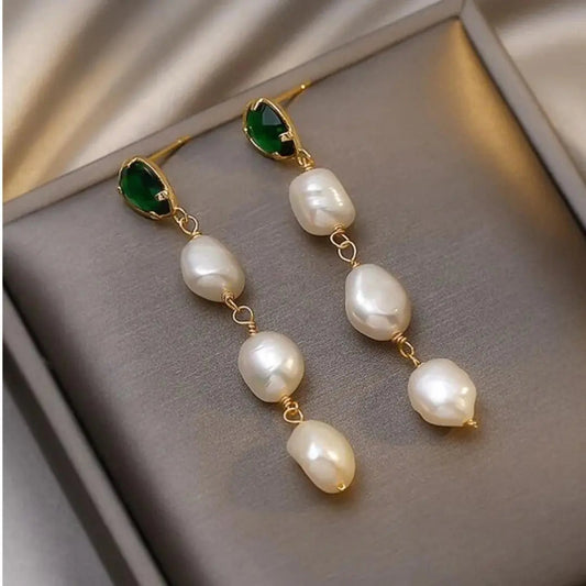 Elegantes pendientes verdes con perlas de agua dulce en forma de gota