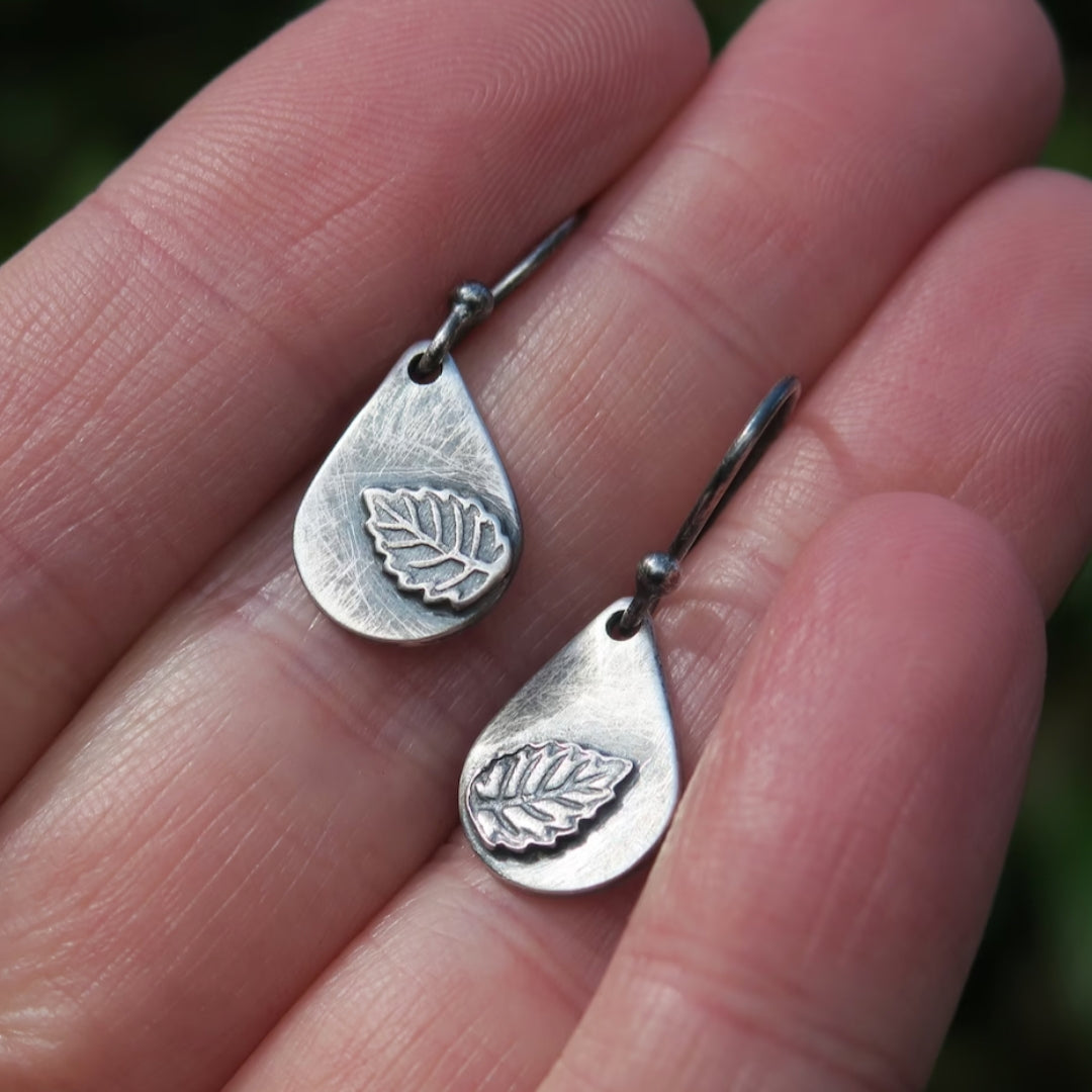 Pendientes en forma de lágrima con sutiles hojas y cuentas de cristal azul cielo