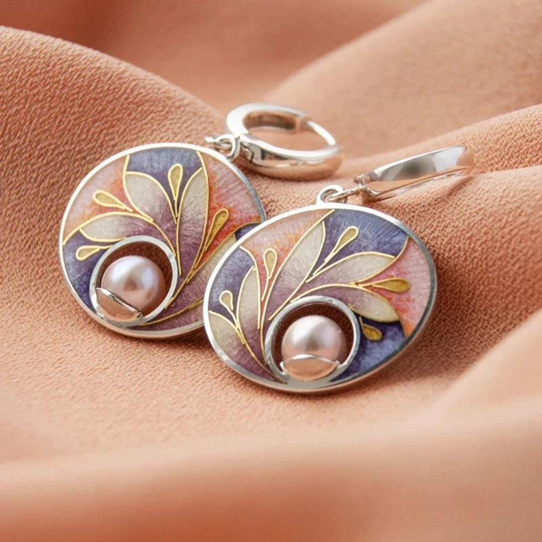 Pendientes elegantes con diseño de hojas esmaltadas y delicadas perlas