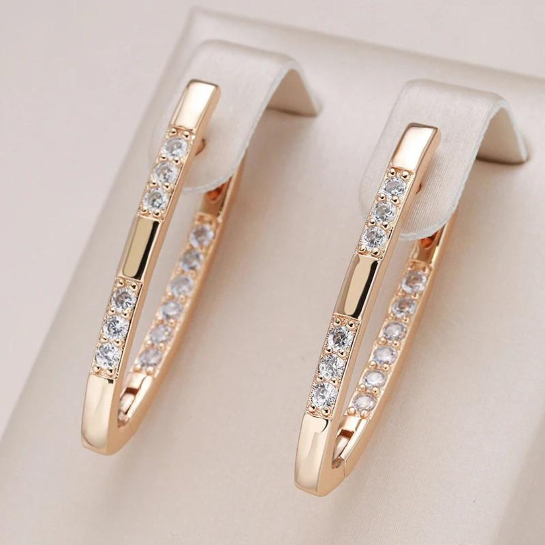 Pendientes de aro ovalados brillantes con circonitas y un diseño elegante