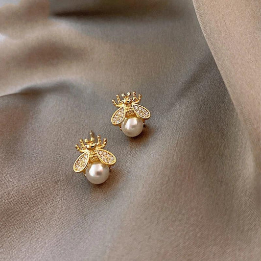 Pendientes elegantes de abeja con alas de circonitas y perlas