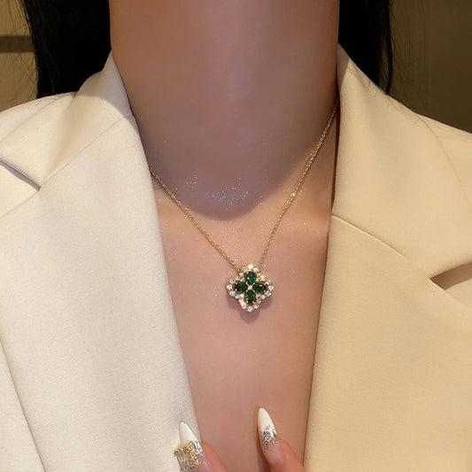 Collar de trébol brillante con piedras verdes y circonitas