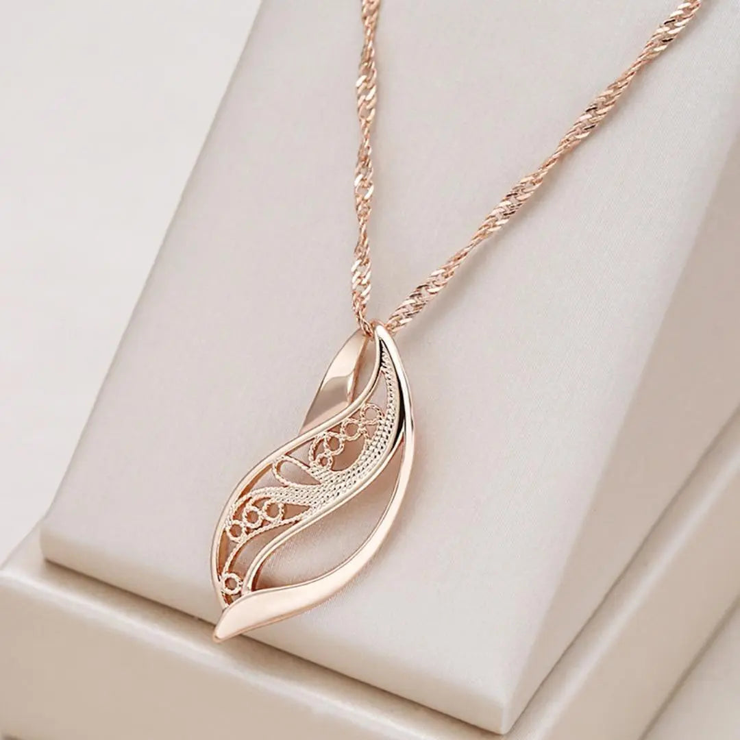 Delicado collar de hojas con un delicado patrón para una elegancia elegante