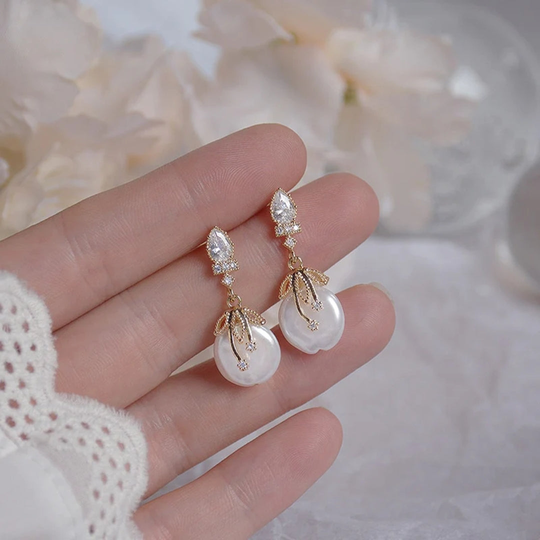 Pendientes colgantes elegantes con strass y perlas de agua dulce