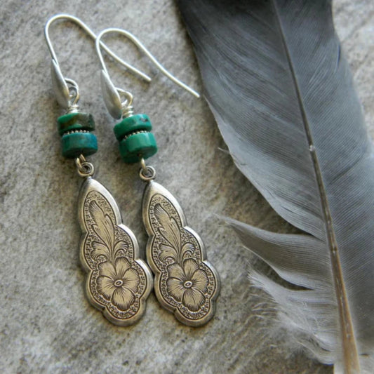 Pendientes vintage de color turquesa con elegantes adornos florales