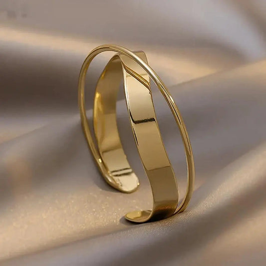 Elegante pulsera en color dorado para un estilo contemporáneo y elegante